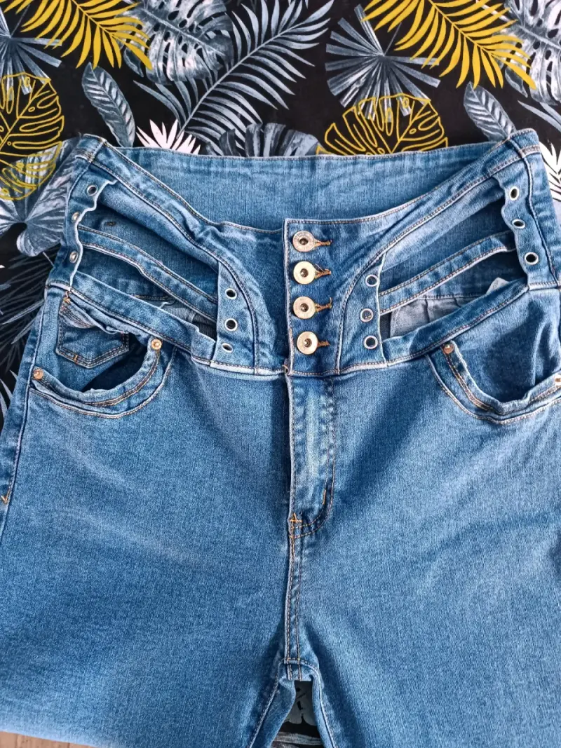 Jeans de mezclilla azul con botones decorativos - 1