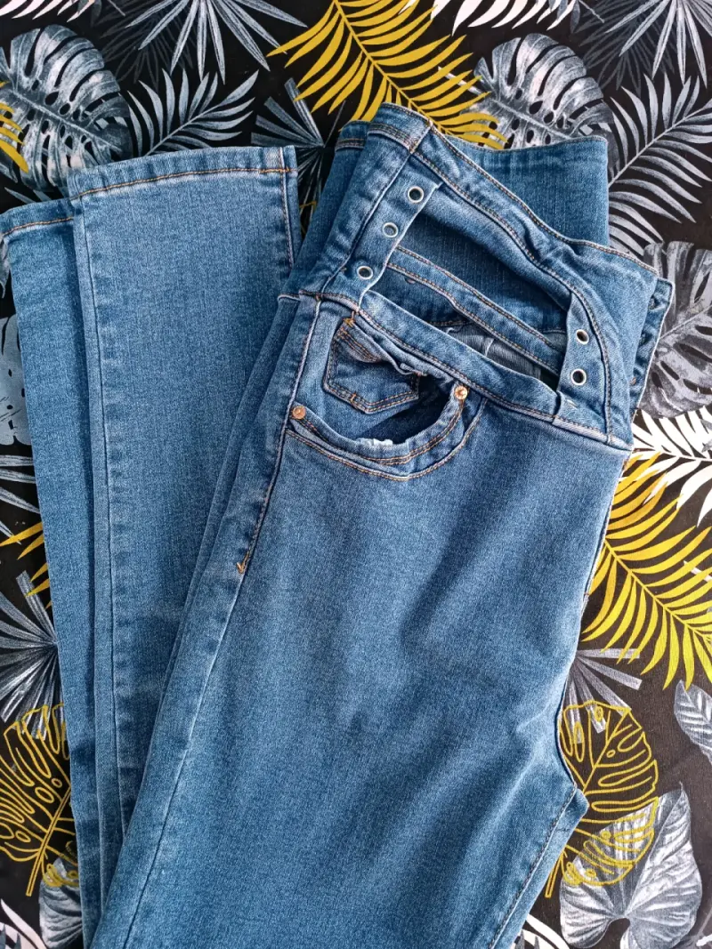 Jeans de mezclilla azul con botones decorativos - 2