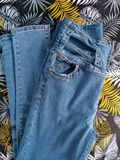 Jeans de mezclilla azul con botones decorativos - miniatura 2