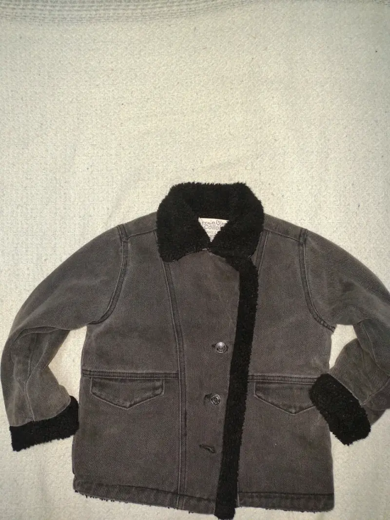 Chaqueta de mezclilla gris con forro de chiporro