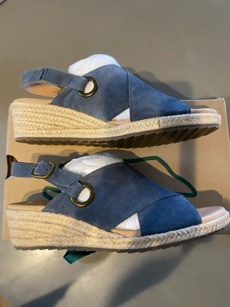 Sandalias de cuña azul con hebilla - 1