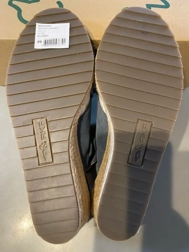 Sandalias de cuña azul con hebilla - 4