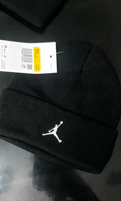 Gorros negros con logo bordado - miniatura 1