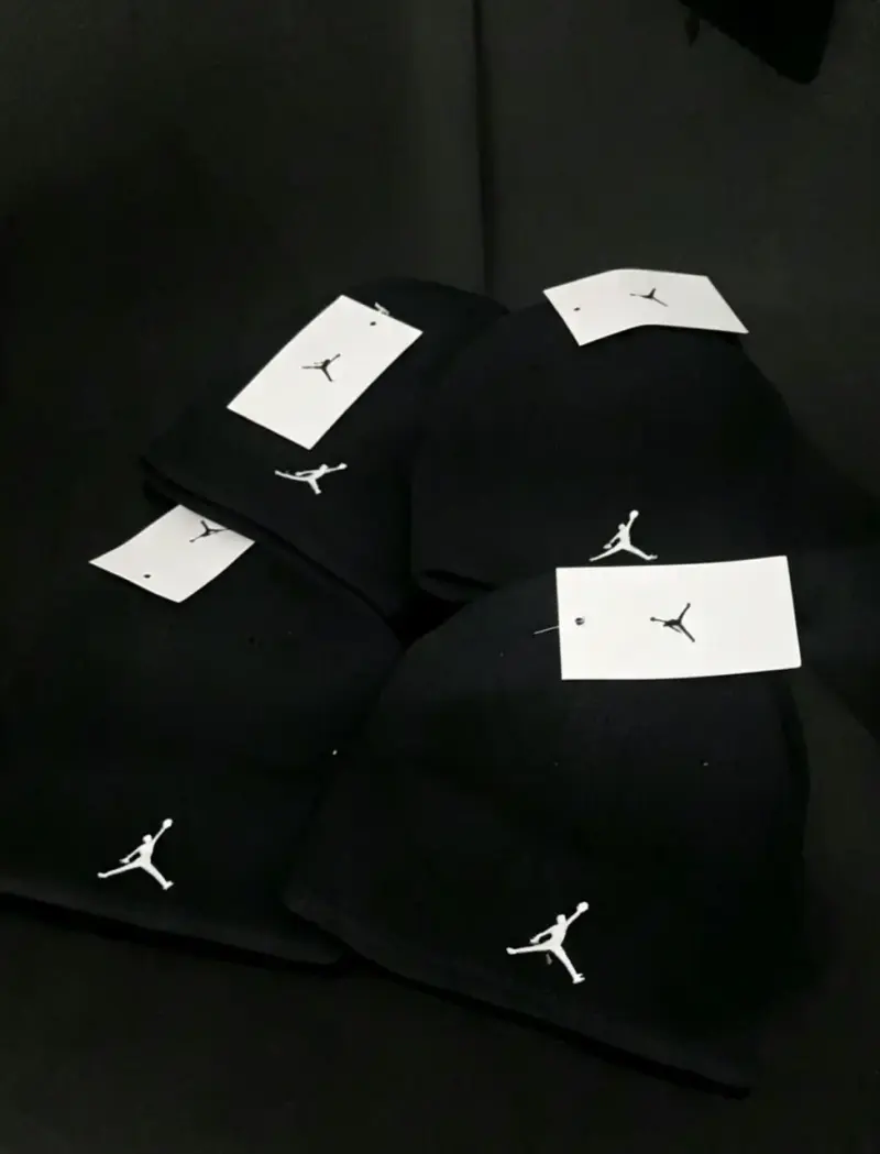 Gorros negros con logo bordado - 2