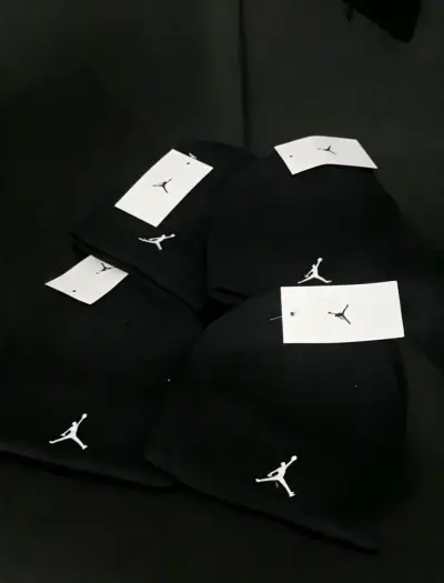 Gorros negros con logo bordado - miniatura 2