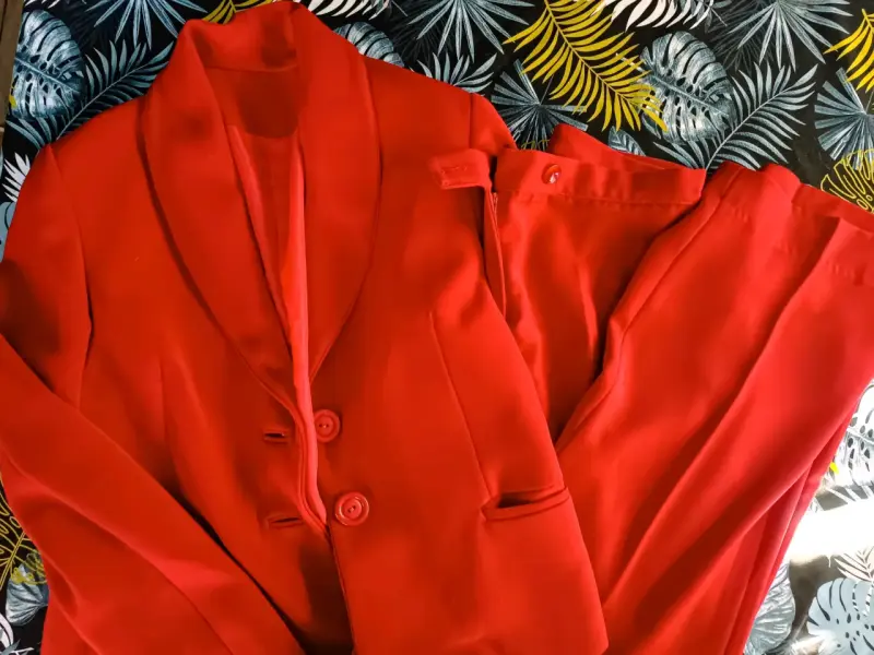 Traje de mujer rojo elegante - 1