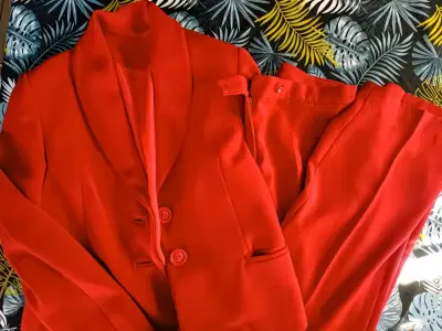Traje de mujer rojo elegante - miniatura 1