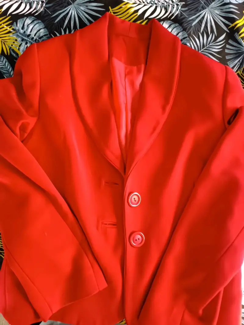 Traje de mujer rojo elegante - 2