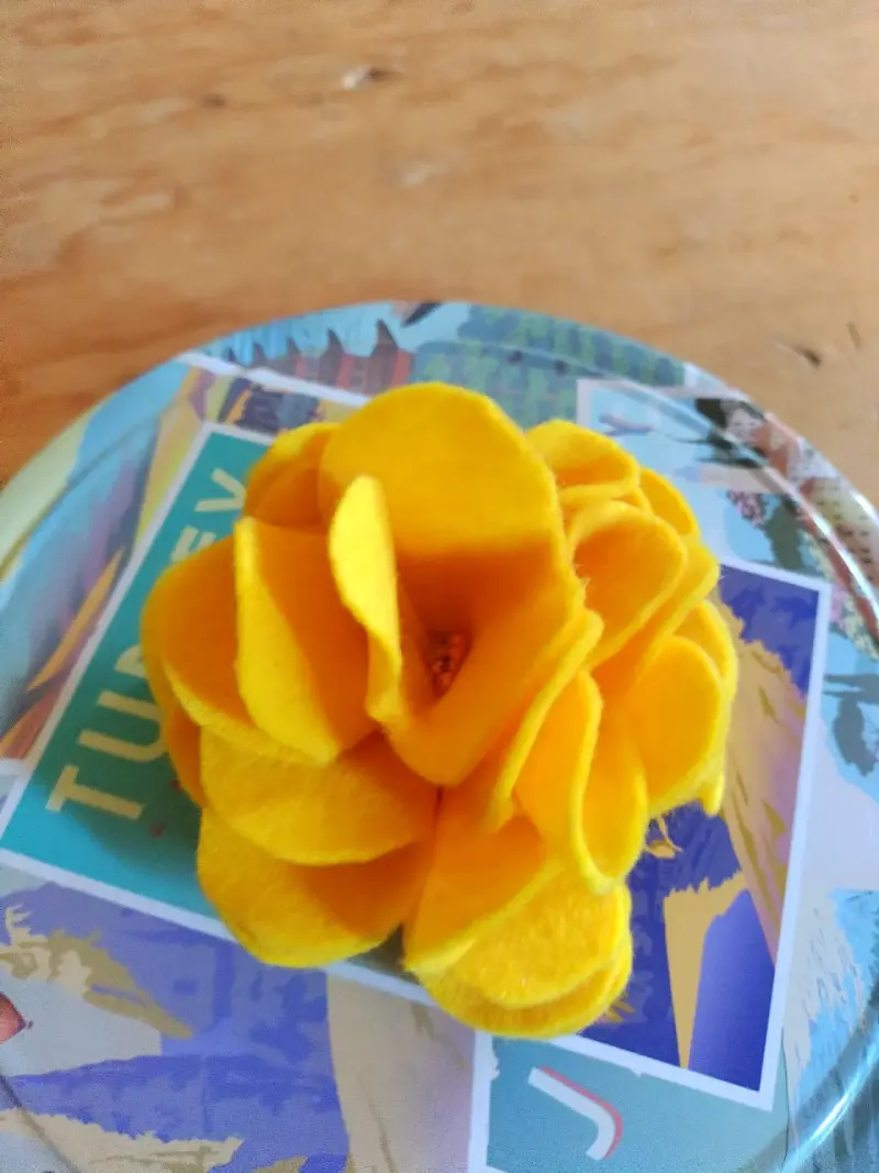 Colet Flor amarilla de fieltro