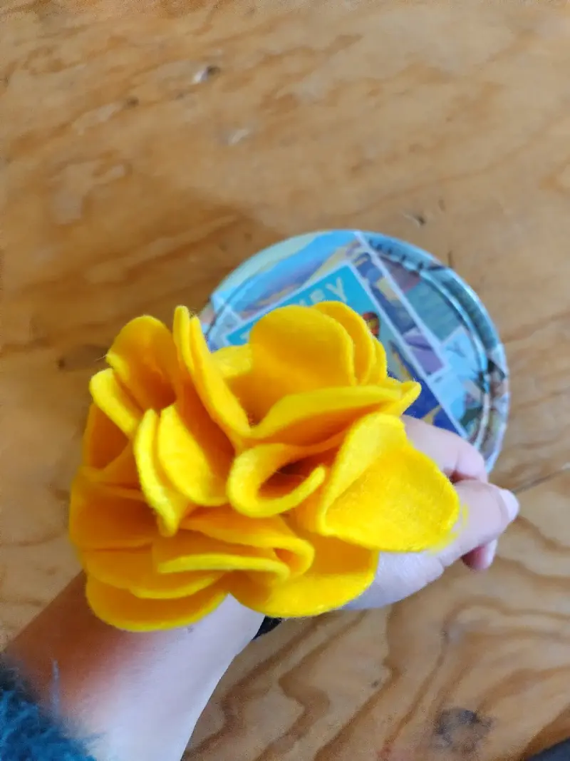 Colet Flor amarilla de fieltro - 2