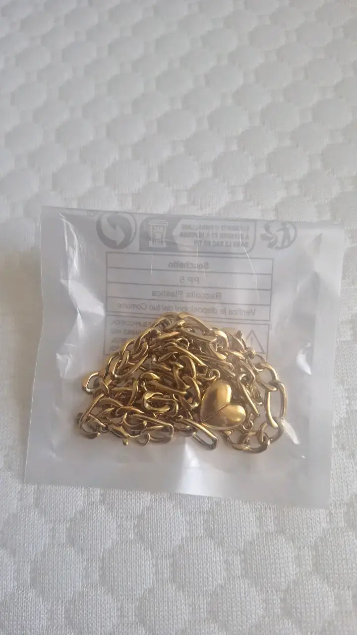 Cadena dorada con dije de corazón