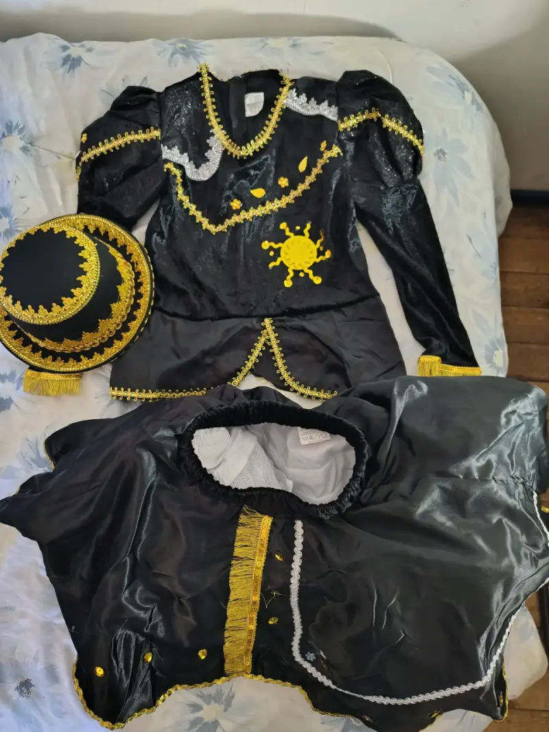 Traje de danza folclórica negro y dorado