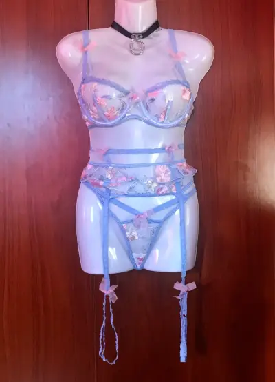 Conjunto de lencería celeste con encaje floral - miniatura 1
