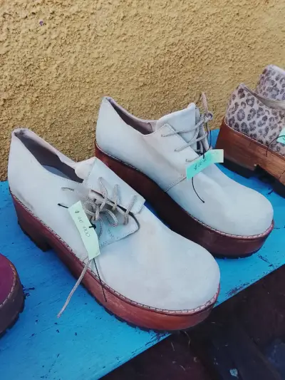Zapatos de plataforma con diseño único - miniatura 3