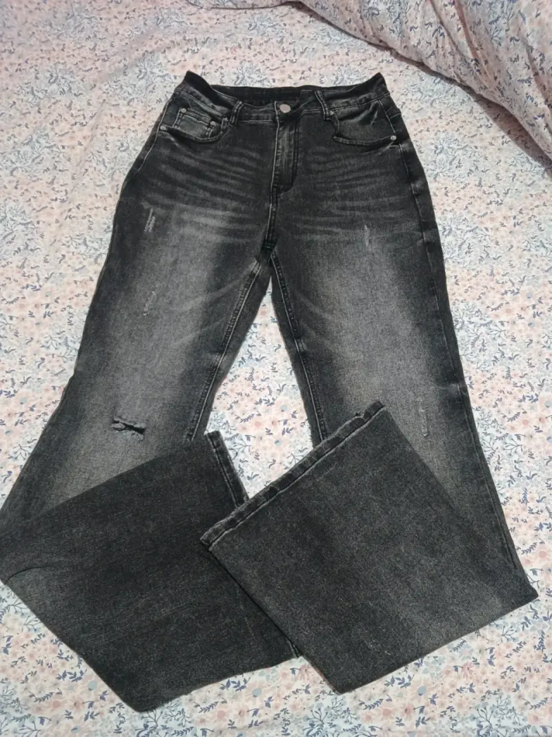 Jeans negros desgastados para mujer