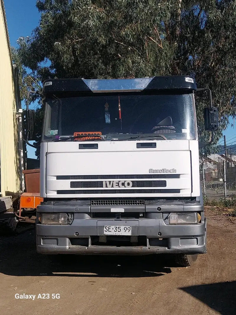 Camión Iveco EuroTech en buen estado - 1