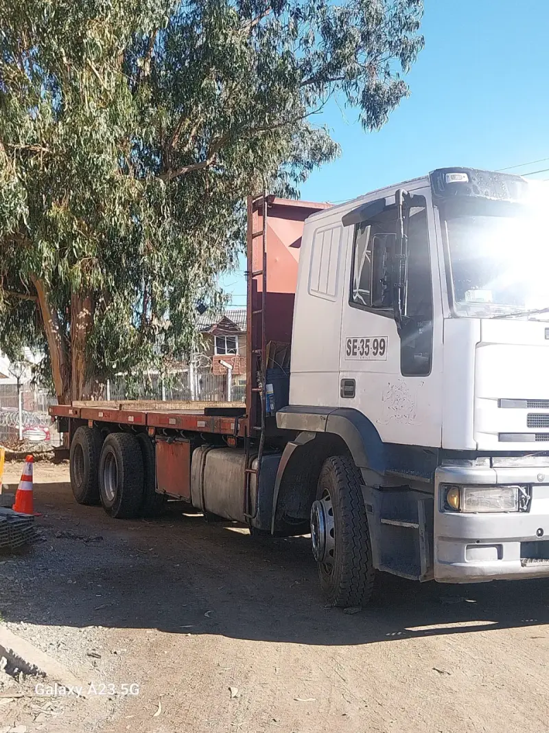 Camión Iveco EuroTech en buen estado - 2