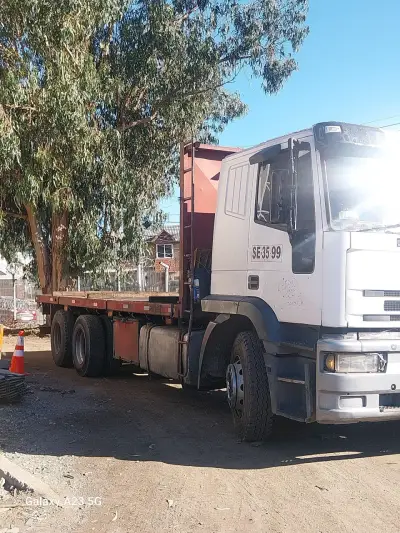 Camión Iveco EuroTech en buen estado - miniatura 2
