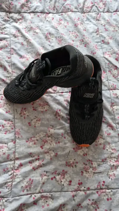 Zapatillas deportivas Nike negras con diseño moderno - miniatura 1