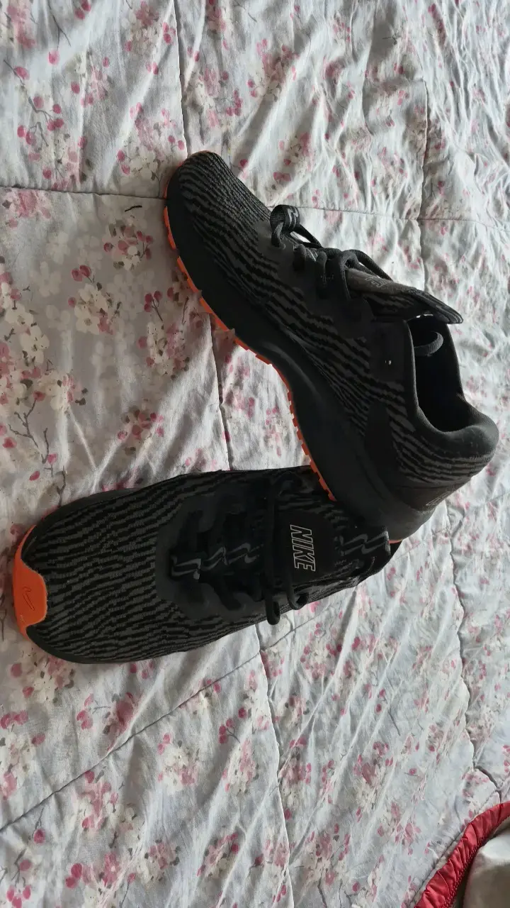 Zapatillas deportivas Nike negras con diseño moderno - 2