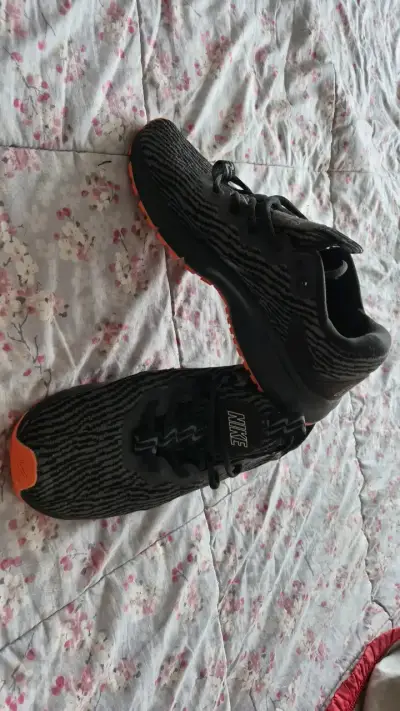 Zapatillas deportivas Nike negras con diseño moderno - miniatura 2