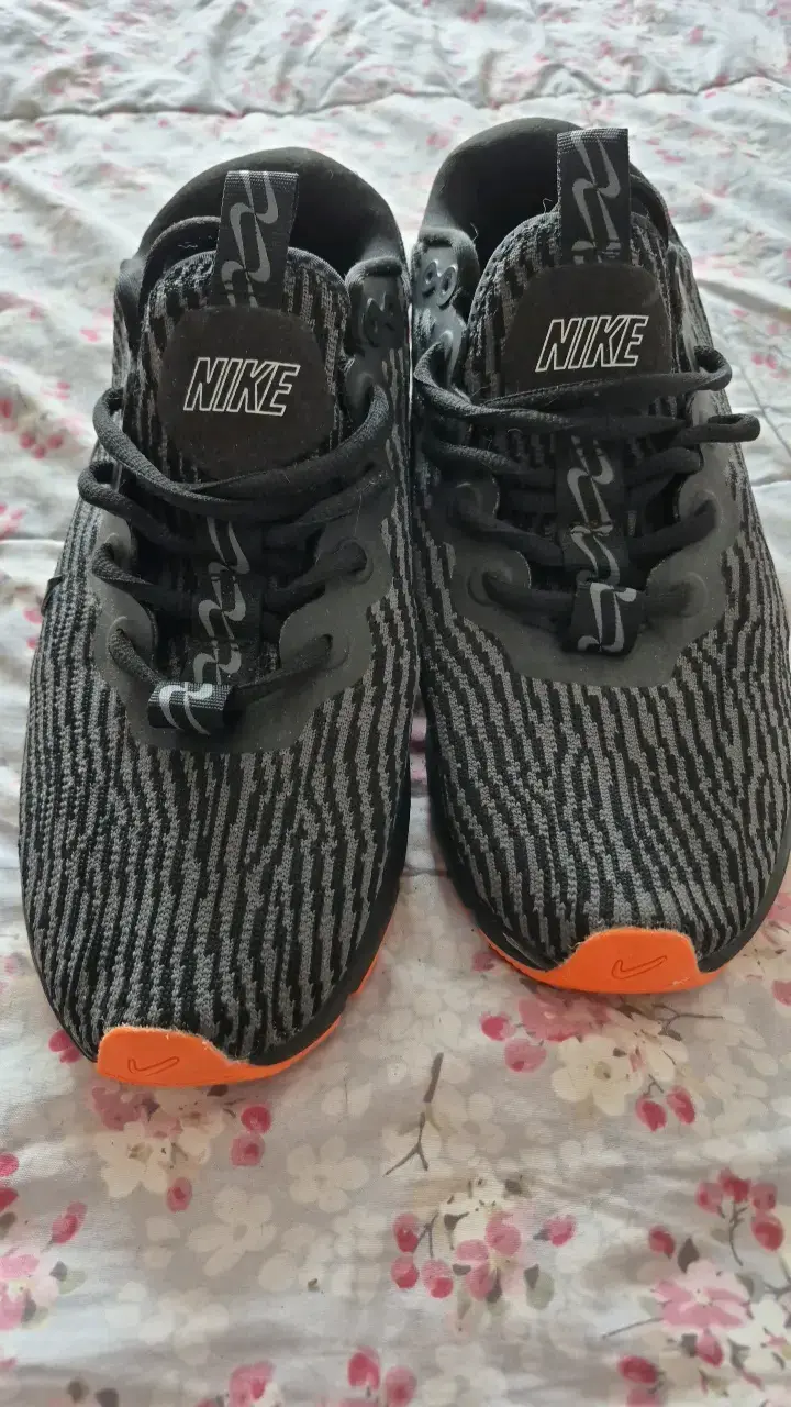 Zapatillas deportivas Nike negras con diseño moderno - 3