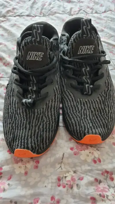 Zapatillas deportivas Nike negras con diseño moderno - miniatura 3