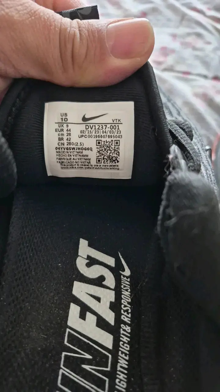 Zapatillas deportivas Nike negras con diseño moderno - 4