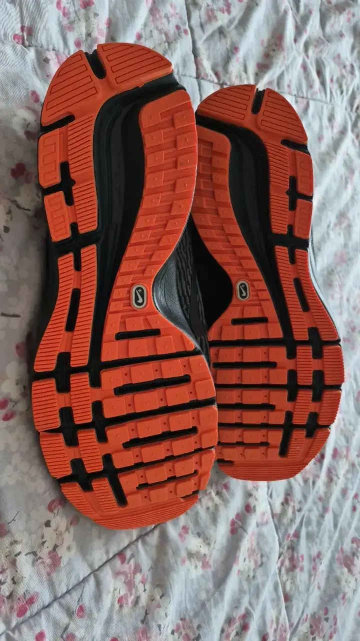 Zapatillas deportivas Nike negras con diseño moderno - 5