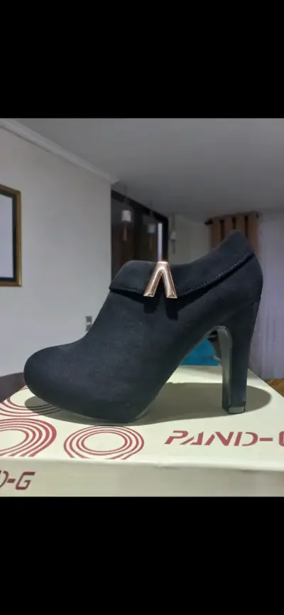 Botines de tacón alto negros elegantes - miniatura 1