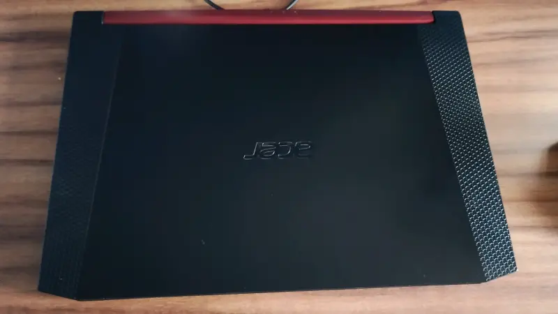 Laptop Acer Nitro 5 con Intel Core i5 y 8GB RAM - 1