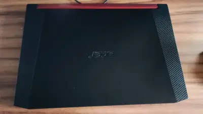 Laptop Acer Nitro 5 con Intel Core i5 y 8GB RAM - miniatura 1