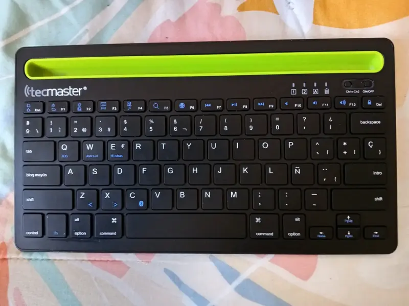 Teclado Bluetooth Tecmaster con soporte para tablet - 1