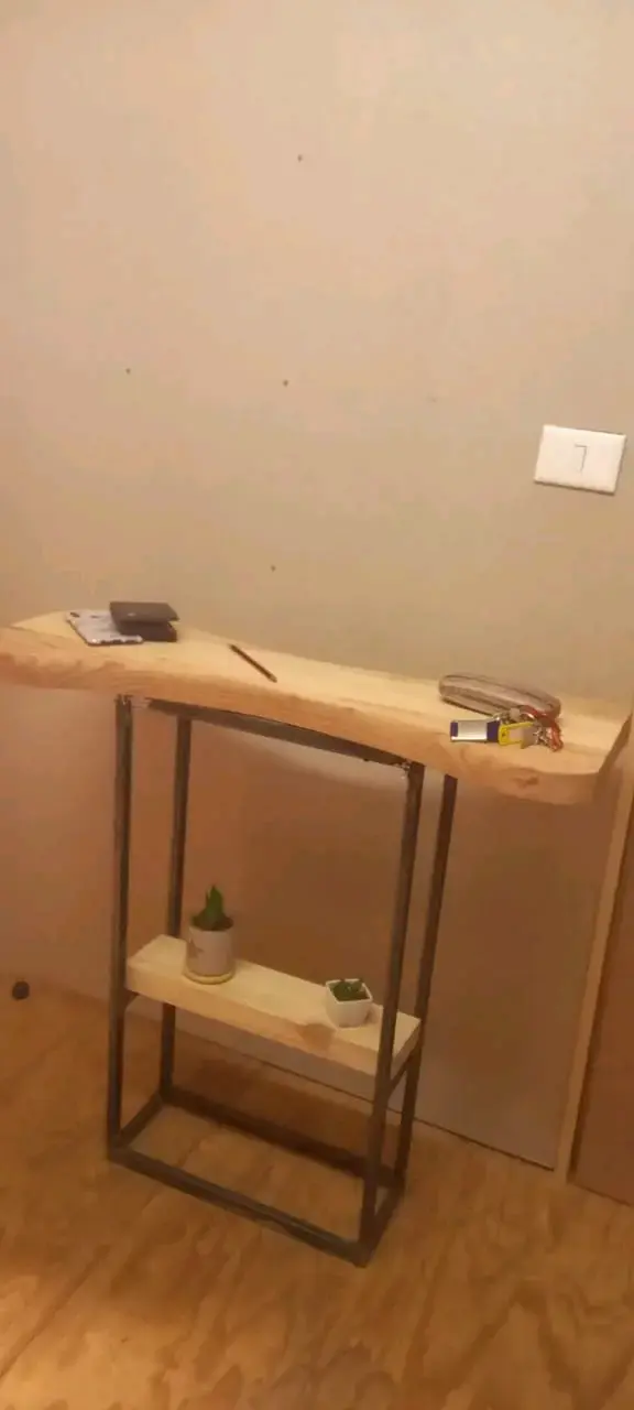 Mesa de entrada de madera y metal estilo industrial
