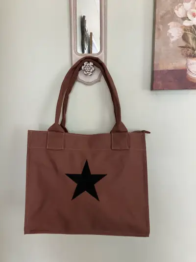 Bolso tote marrón con estrella negra - miniatura 1