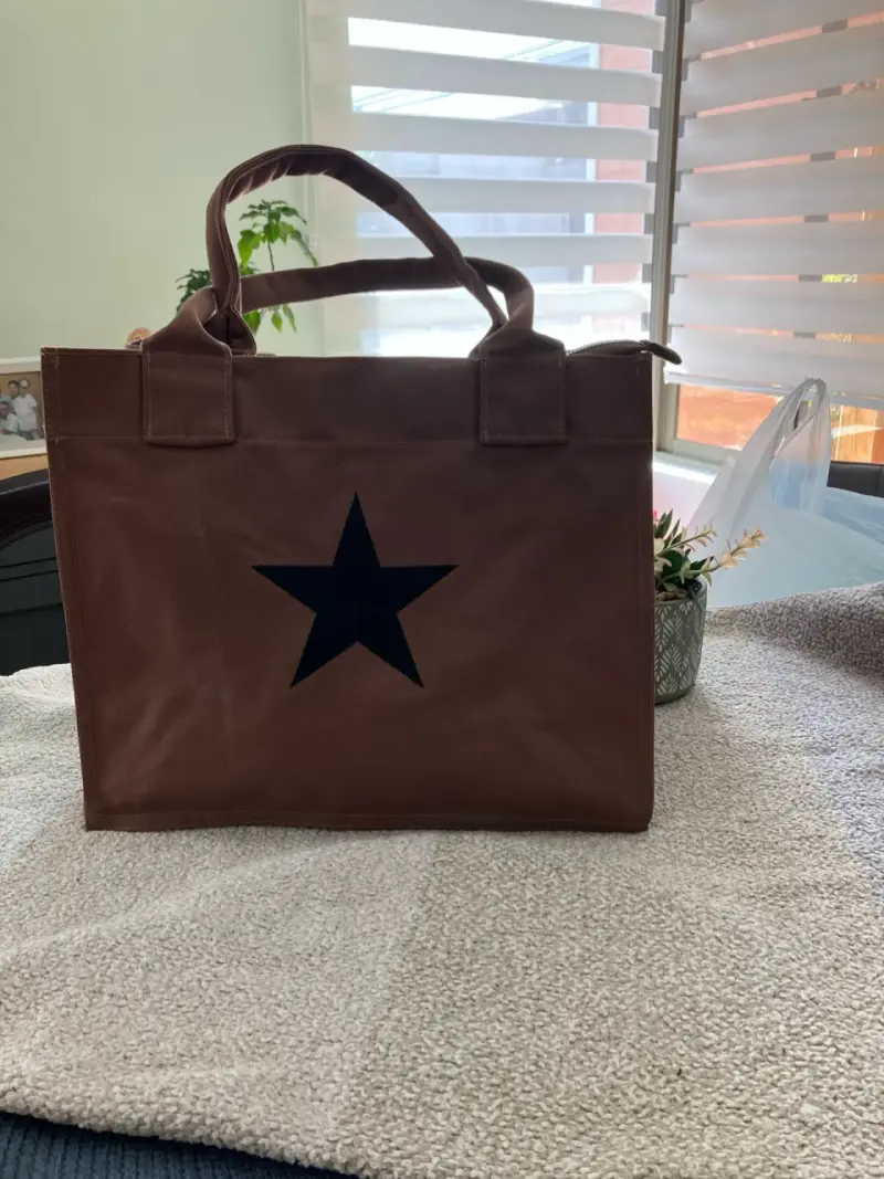 Bolso tote marrón con estrella negra - 2