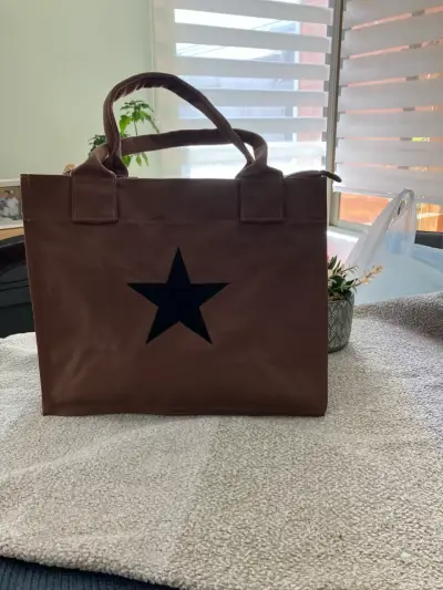 Bolso tote marrón con estrella negra - miniatura 2