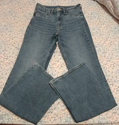Jeans clásicos de mezclilla azul para mujer - miniatura 1