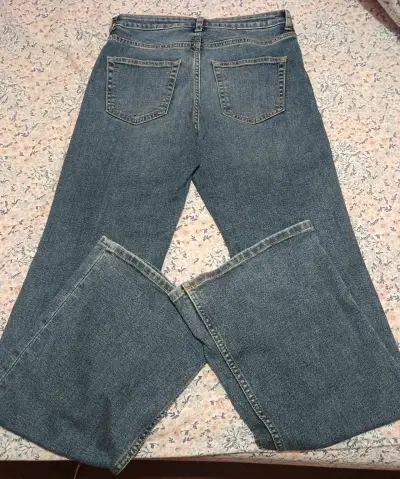 Jeans clásicos de mezclilla azul para mujer - miniatura 2