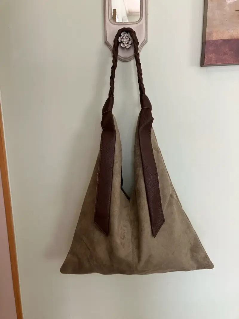 Bolso de hombro de gamuza y cuero