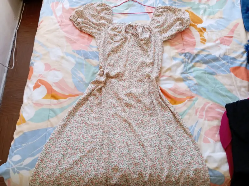 Vestido floral con mangas abullonadas - 1