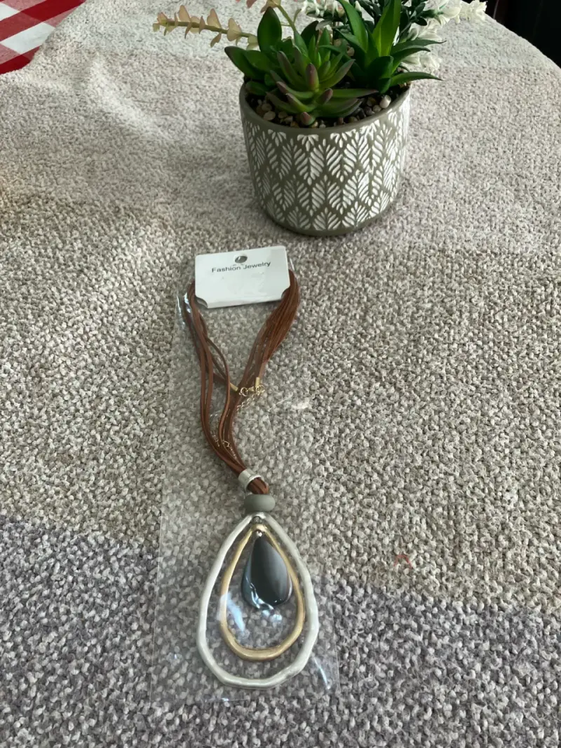 Collar de moda con colgante de lágrima