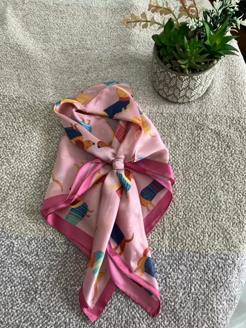Pañuelo de seda rosa con diseño de perros