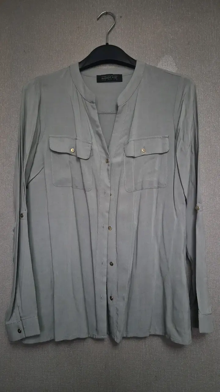 Blusa gris Basement Basic con bolsillos - 1