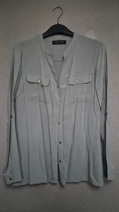 Blusa gris Basement Basic con bolsillos - miniatura 1