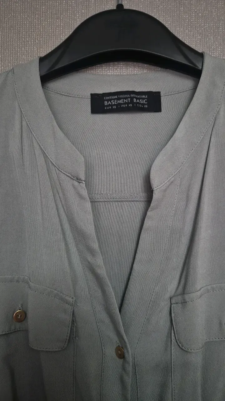 Blusa gris Basement Basic con bolsillos - 2