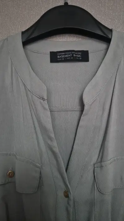 Blusa gris Basement Basic con bolsillos - miniatura 2