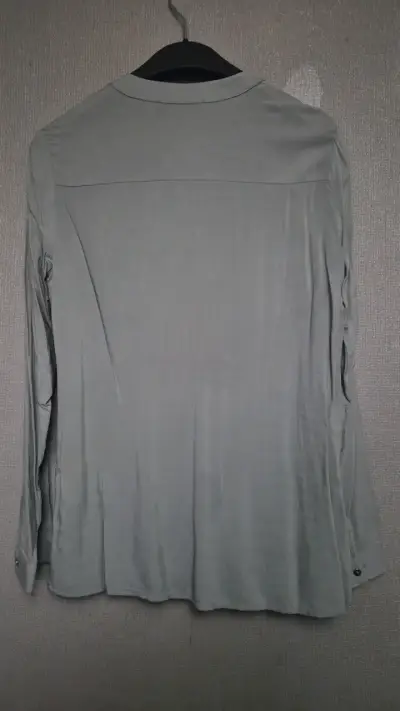 Blusa gris Basement Basic con bolsillos - miniatura 3
