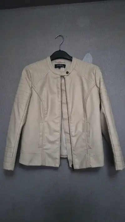 Chaqueta beige de cuero sintético para mujer - miniatura 1