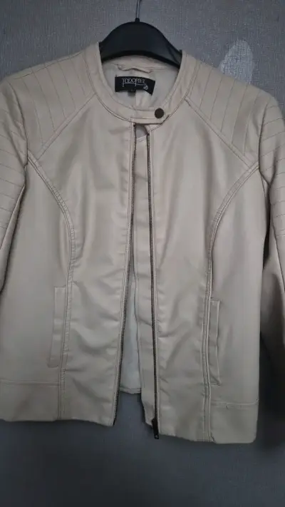 Chaqueta beige de cuero sintético para mujer - miniatura 2